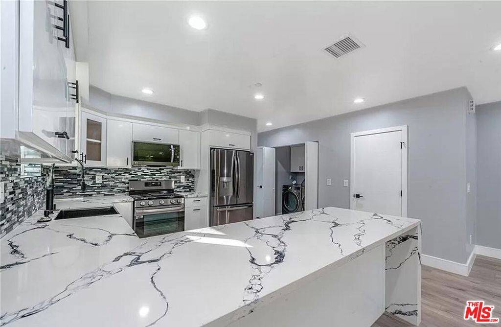 Los Angeles, CA 90068,1947 N Vista Del Mar AVE