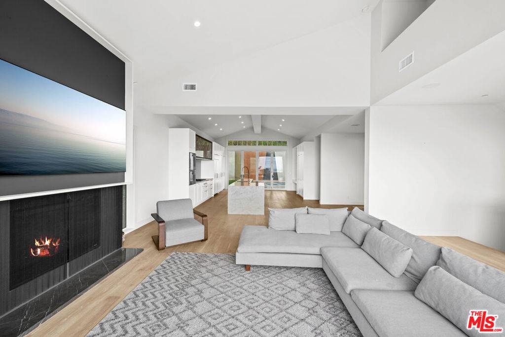 Pacific Palisades, CA 90272,1324 Monument ST