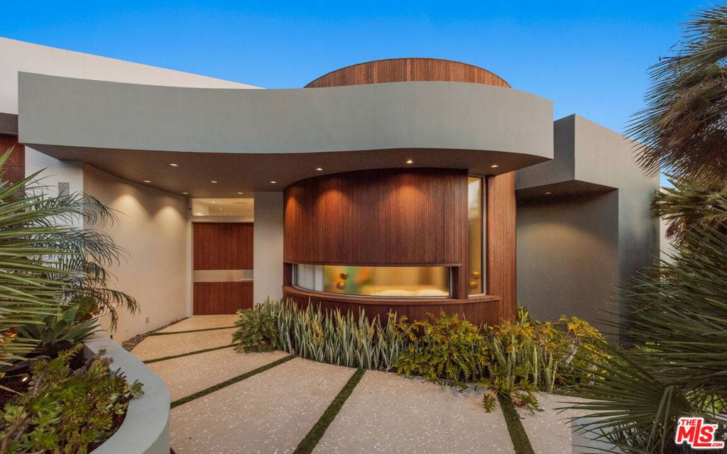 Los Angeles, CA 90069,9305 Nightingale DR