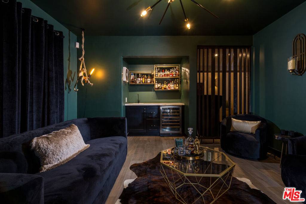 Beverly Hills, CA 90210,9476 Hidden Valley PL