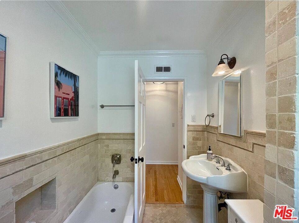 Santa Monica, CA 90403,938 6th ST #4