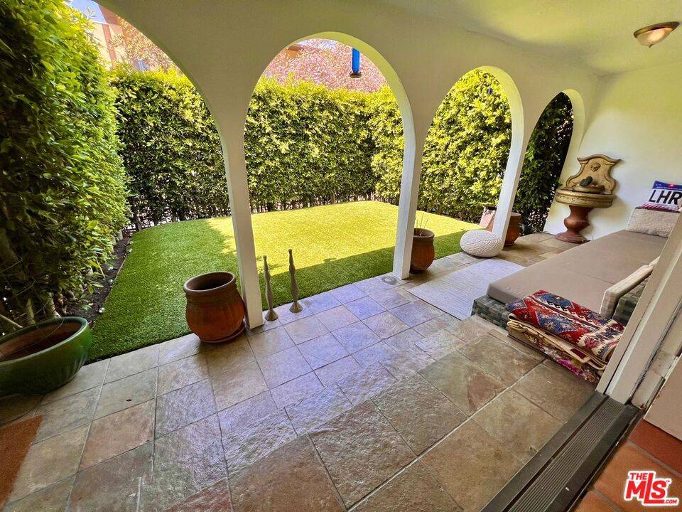 West Hollywood, CA 90069,708 Westmount DR