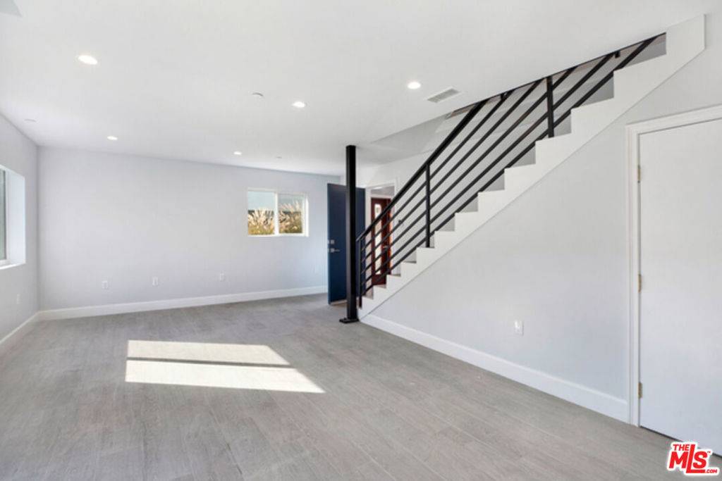 Los Angeles, CA 90038,6032 Romaine ST #4