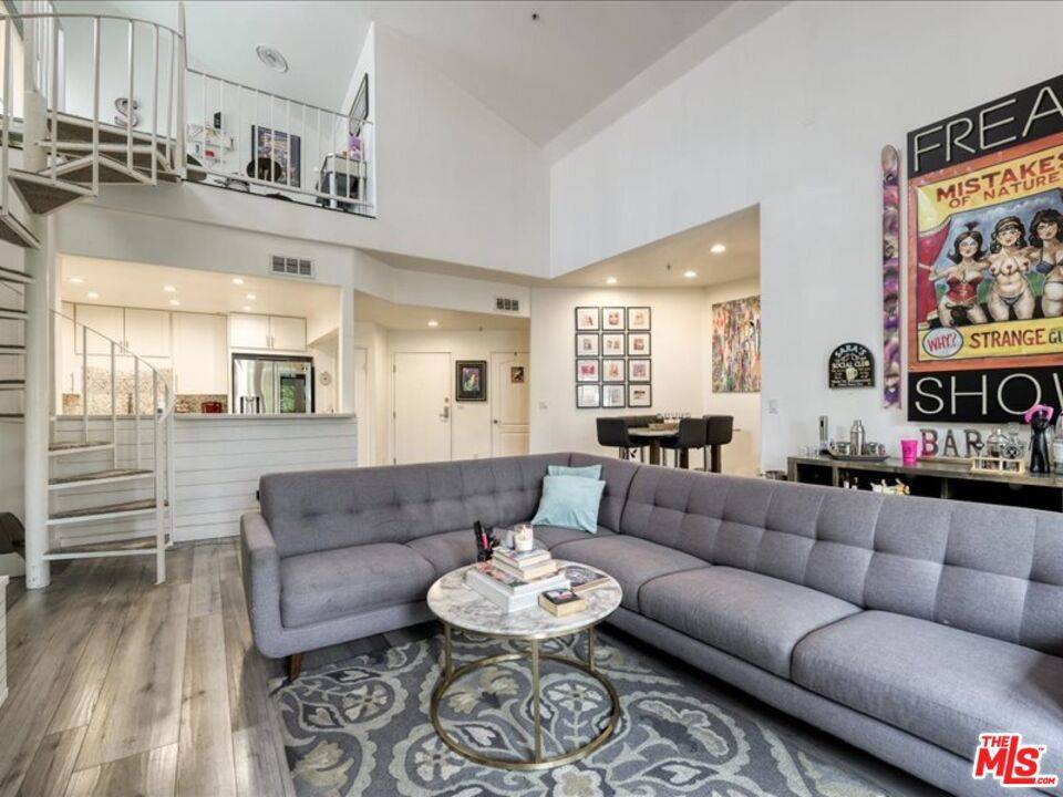 Sherman Oaks, CA 91423,4477 Woodman AVE #304