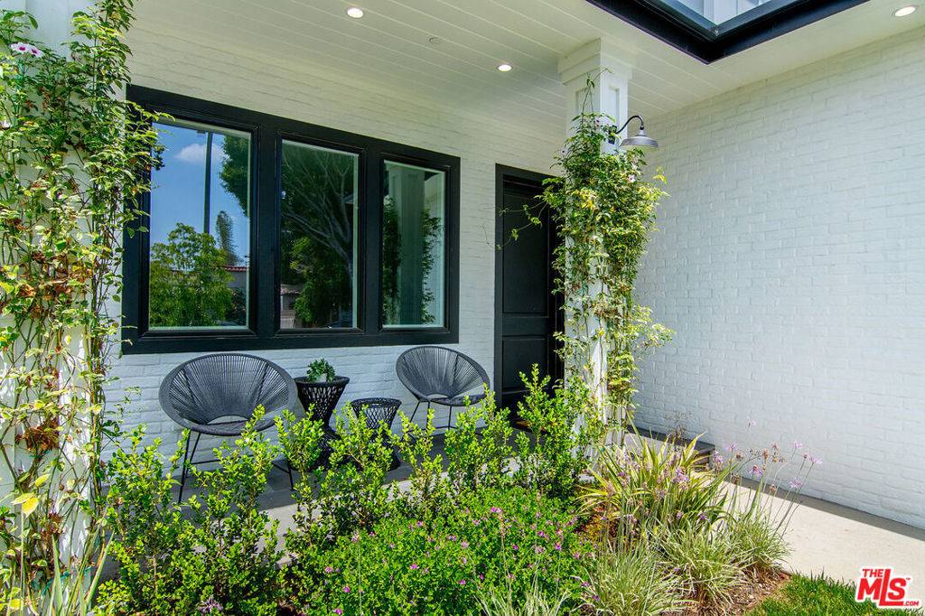 Los Angeles, CA 90036,633 N Formosa AVE