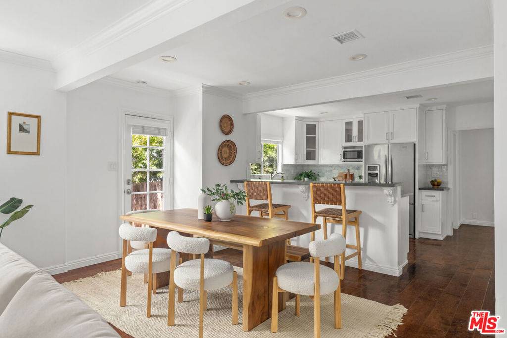 Los Angeles, CA 90034,10813 Charnock RD