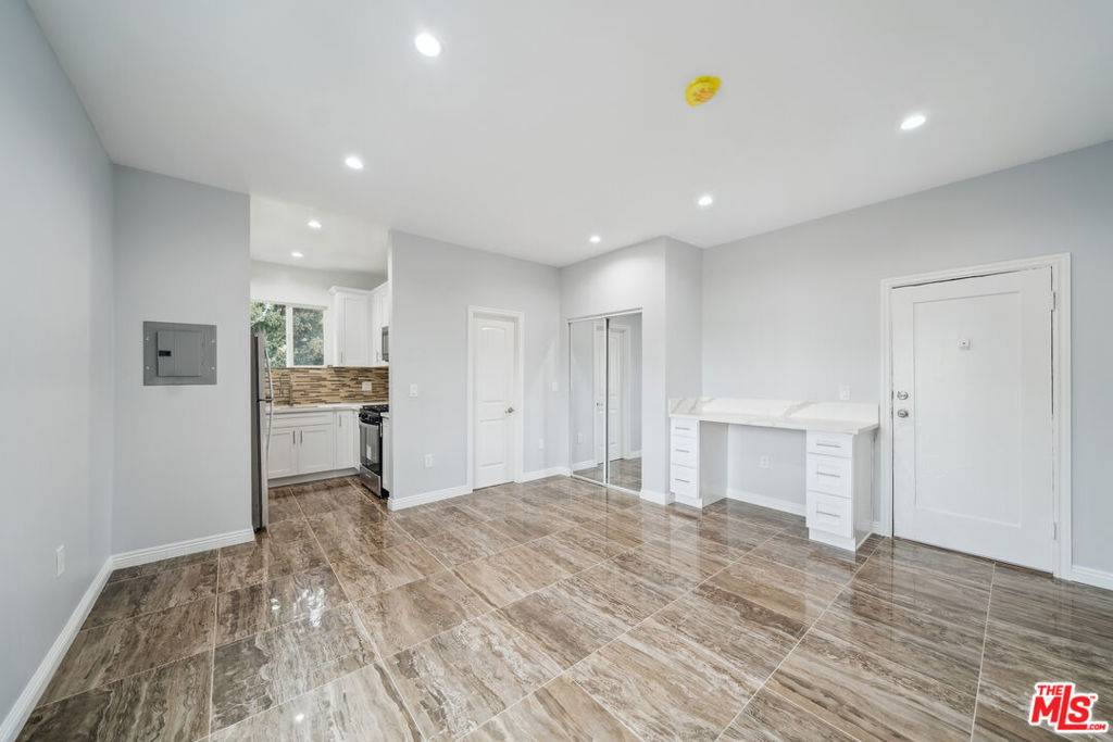 Los Angeles, CA 90026,1267 Vin Scully AVE #30
