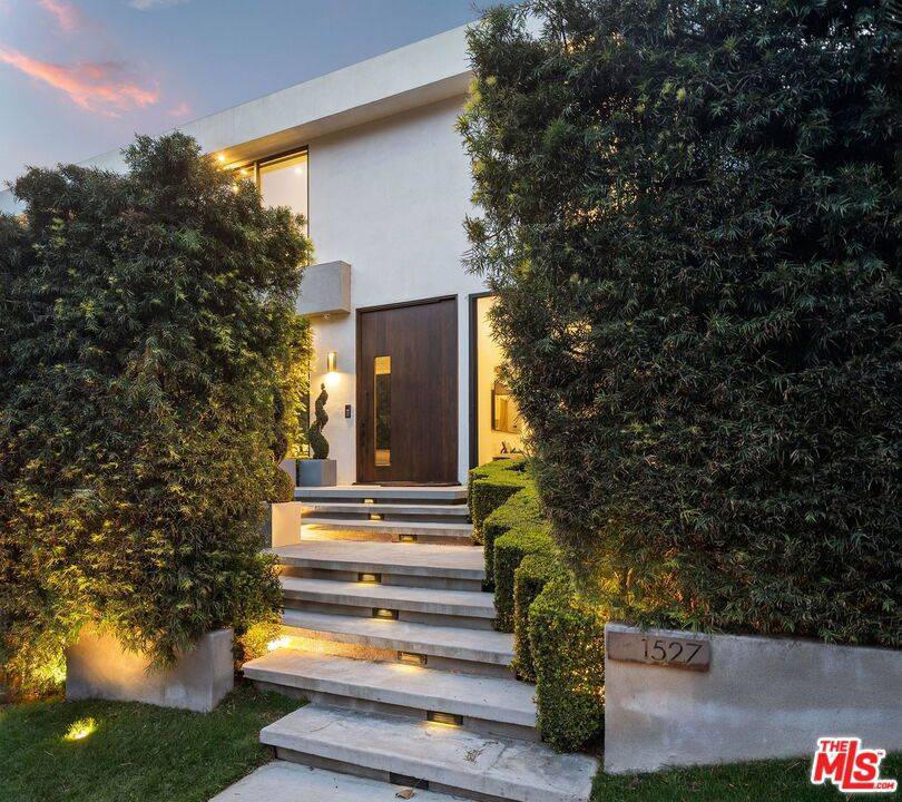 Los Angeles, CA 90069,1527 Rising Glen RD