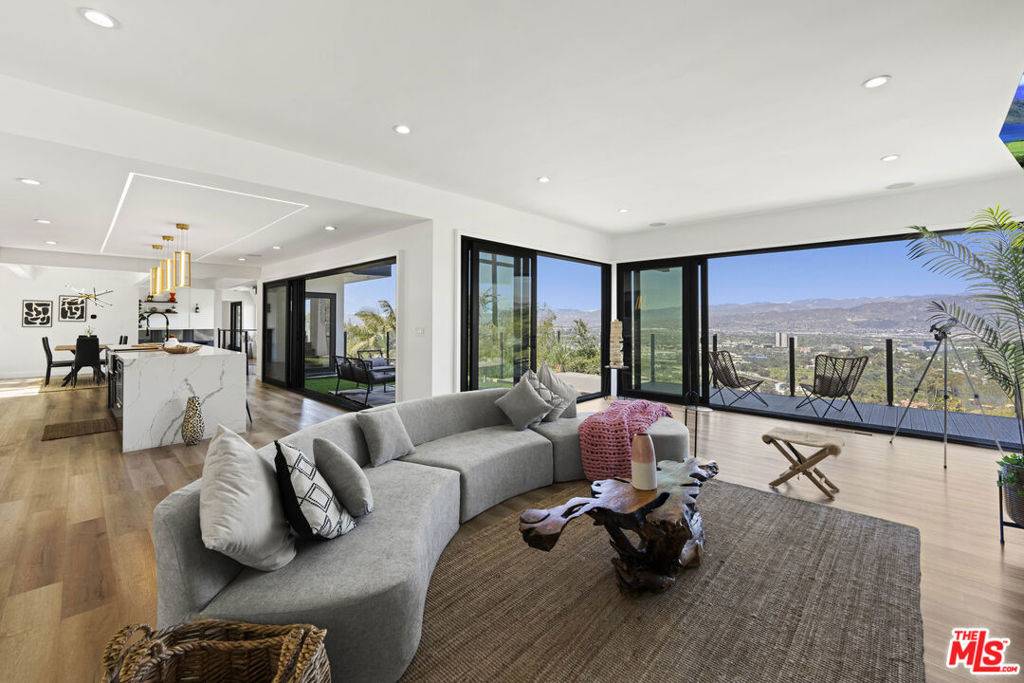 Los Angeles, CA 90068,7308 Pacific View DR
