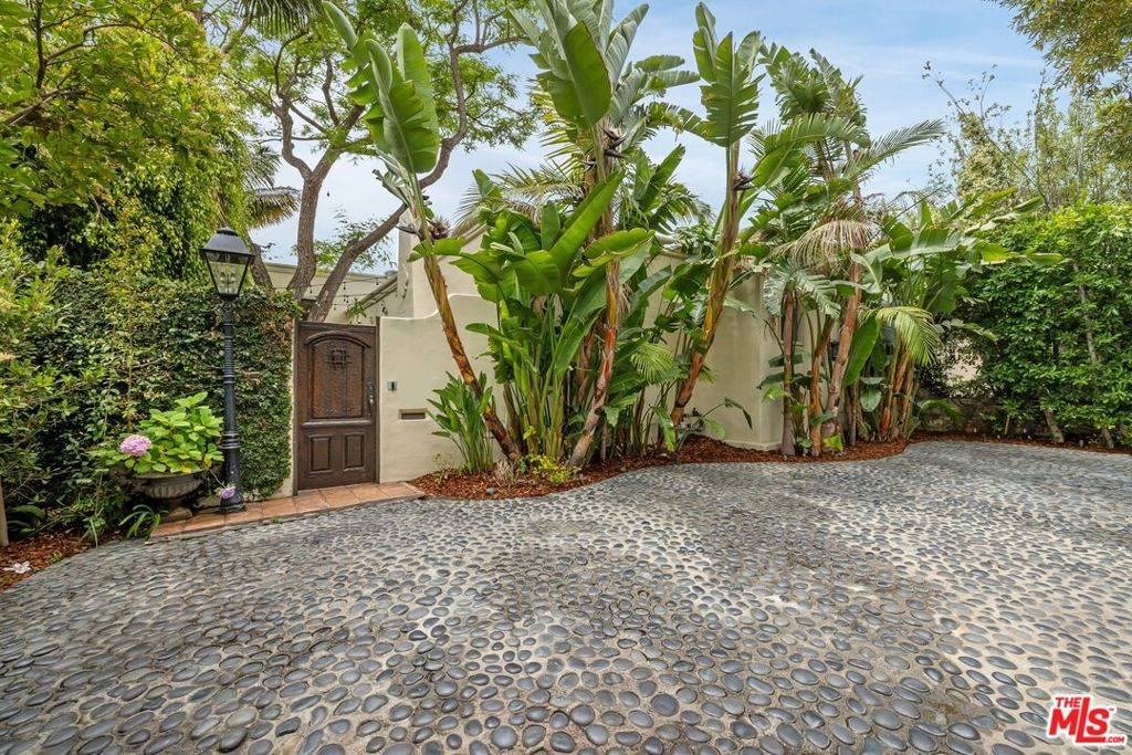 Los Angeles, CA 90049,1017 S Gretna Green WAY