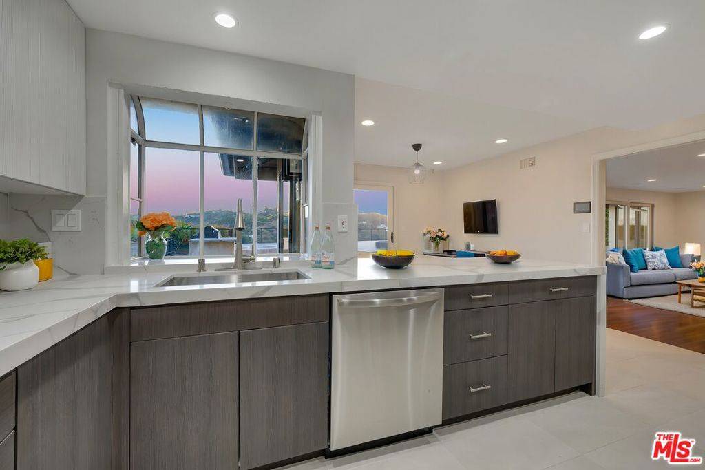 Los Angeles, CA 90046,2169 HERCULES DR