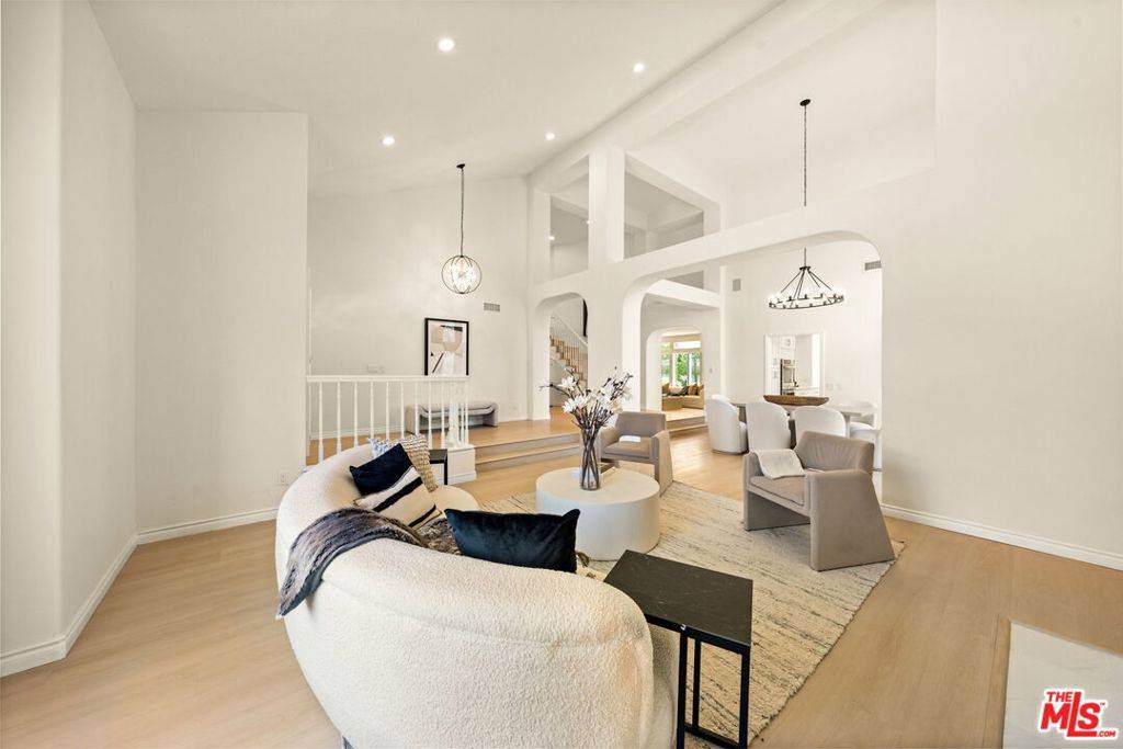 Calabasas, CA 91302,22248 Cairnloch ST