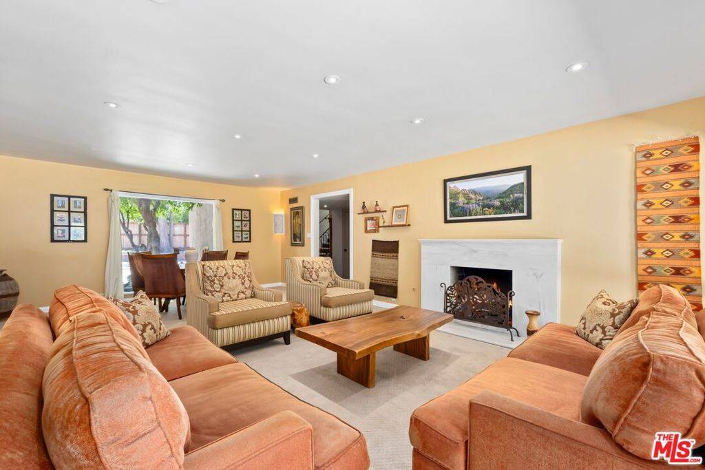Encino, CA 91436,16241 W Meadowridge WAY