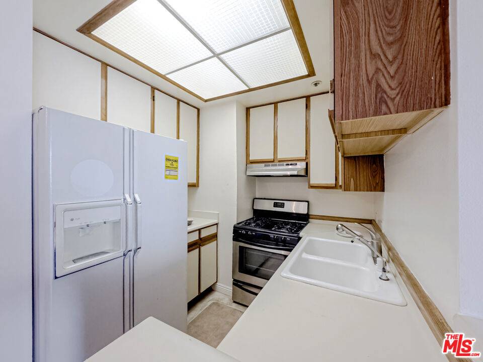 Los Angeles, CA 90020,533 S St Andrews PL #410