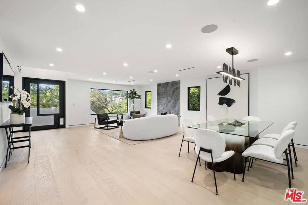 Los Angeles, CA 90068,3290 N Knoll DR