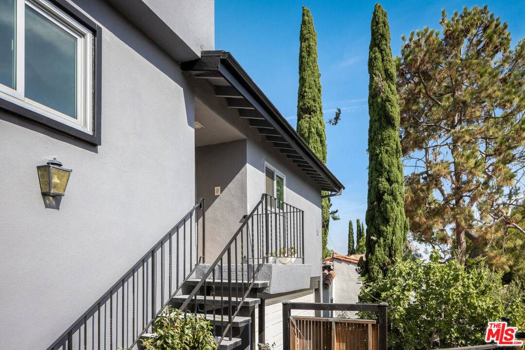 Los Angeles, CA 90068,2682 Hollyridge DR