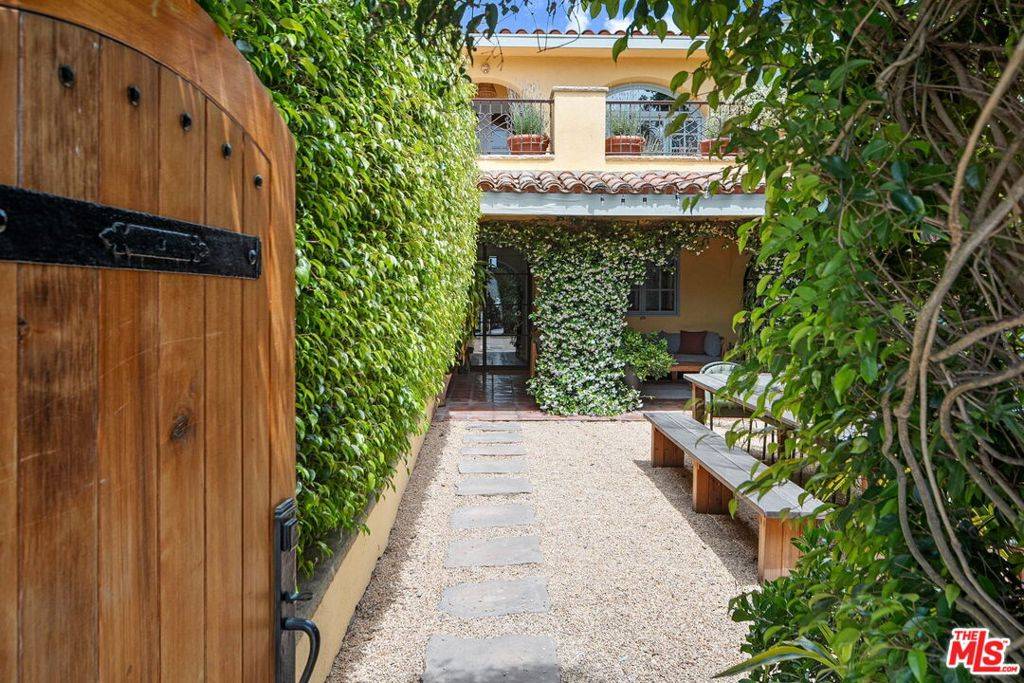 Malibu, CA 90265,4370 Hillview DR