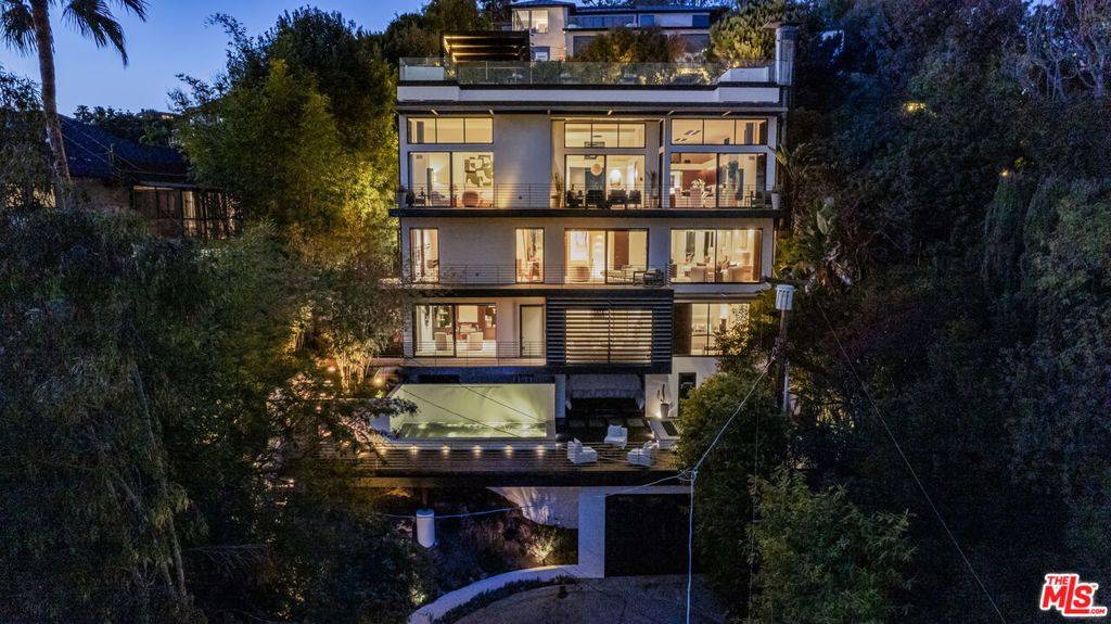 Los Angeles, CA 90069,8932 St Ives DR