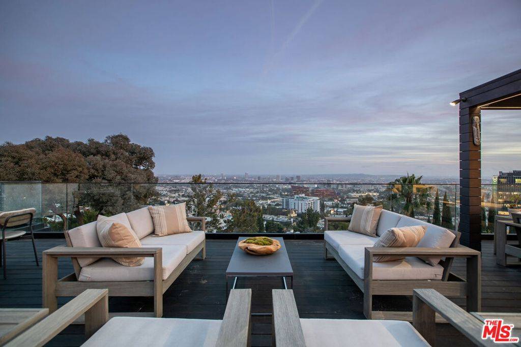 Los Angeles, CA 90069,8932 St Ives DR