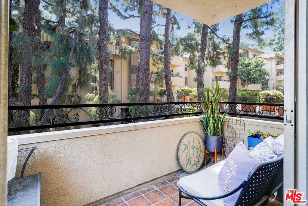 Los Angeles, CA 90068,6728 Hillpark DR #308