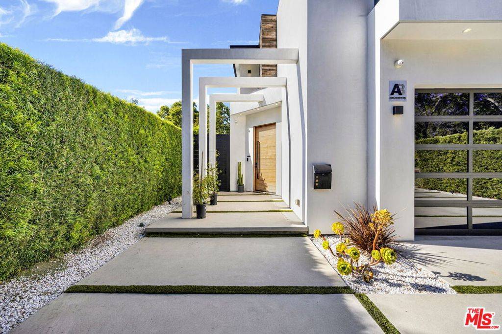 Studio City, CA 91604,12345 Hillslope ST