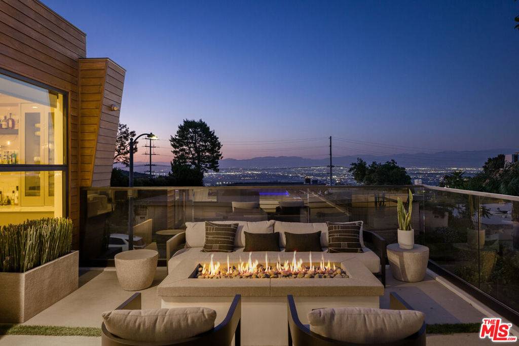 Los Angeles, CA 90049,16366 Sloan DR