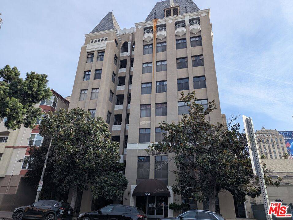 Los Angeles, CA 90005,634 S Gramercy PL #702