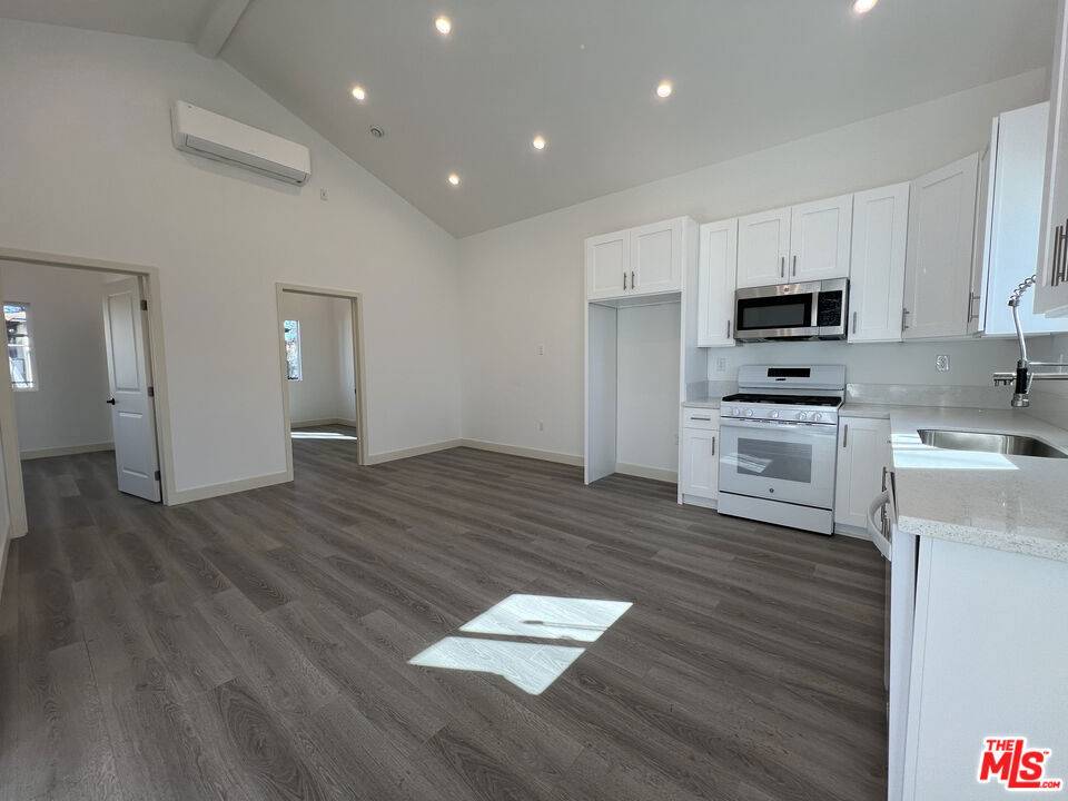 Los Angeles, CA 90044,8642 Baring Cross ST