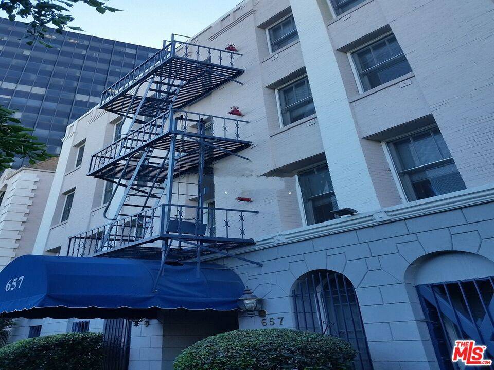 Los Angeles, CA 90036,657 S COCHRAN AVE #104