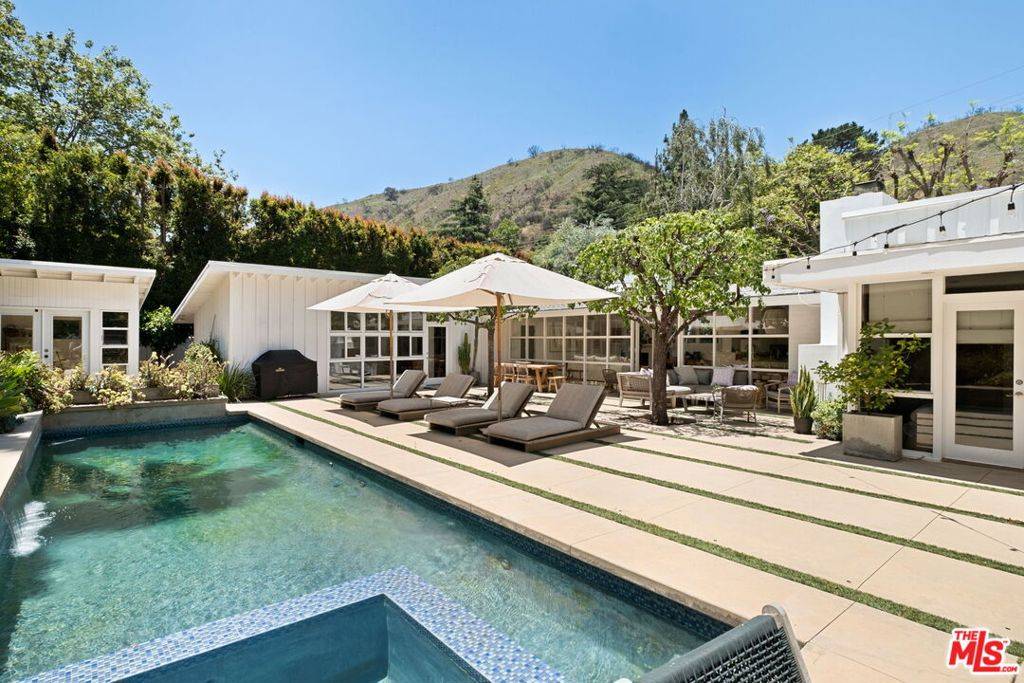 Los Angeles, CA 90049,3366 Mandeville Canyon RD