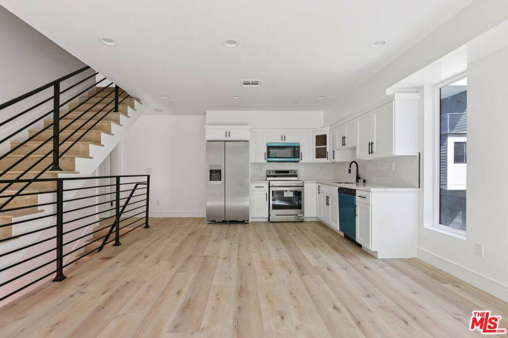 Los Angeles, CA 90068,2111 1/2 Holly DR