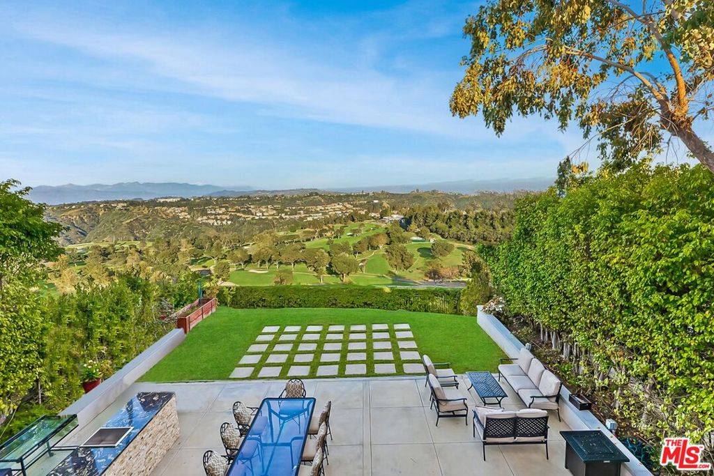 Los Angeles, CA 90049,2322 Canyonback RD