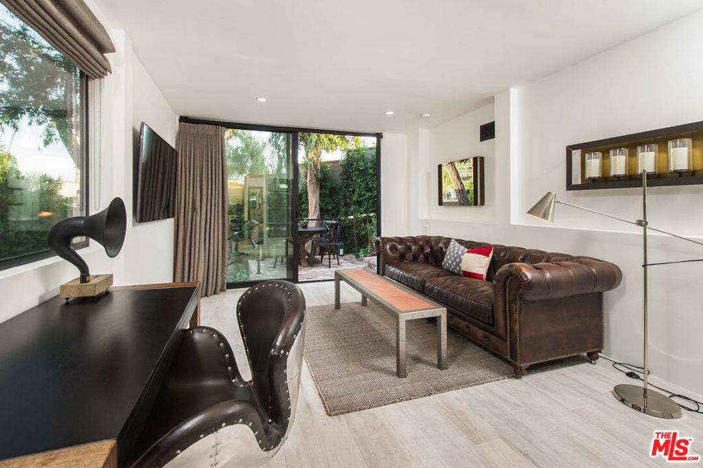 Los Angeles, CA 90069,8555 Sunset BLVD