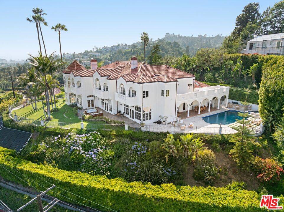 Los Angeles, CA 90027,4509 Dundee DR