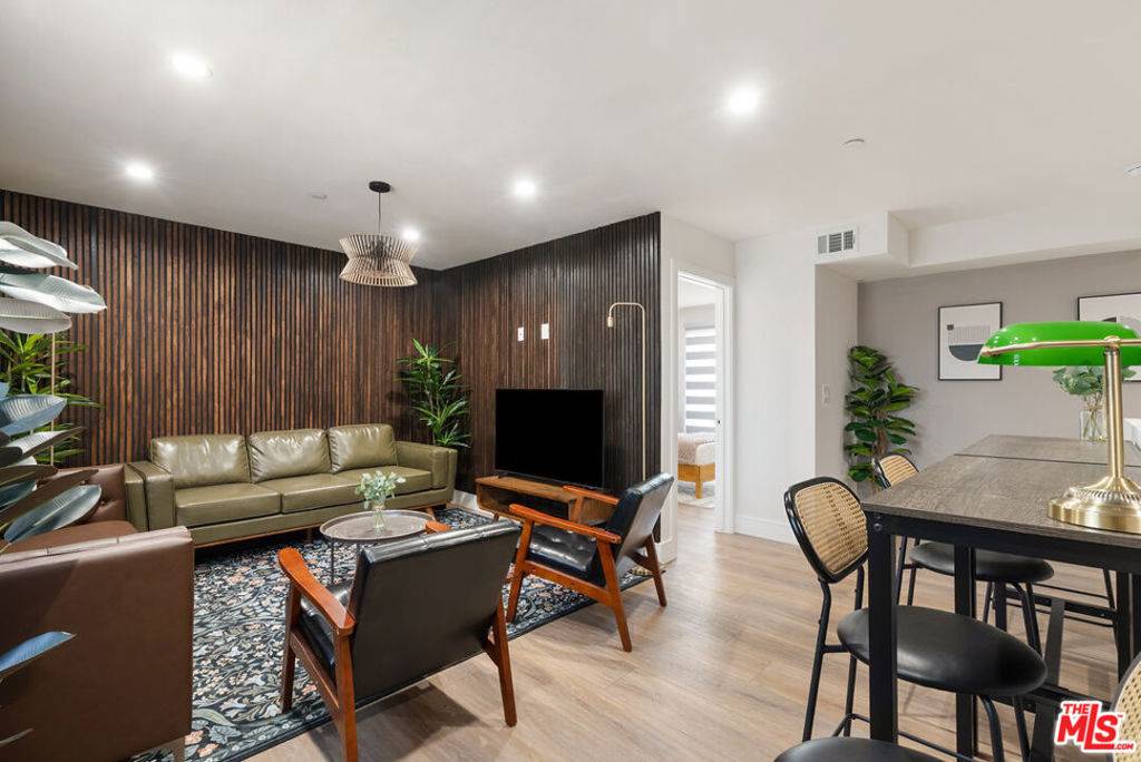 Los Angeles, CA 90027,1341 N Mariposa AVE