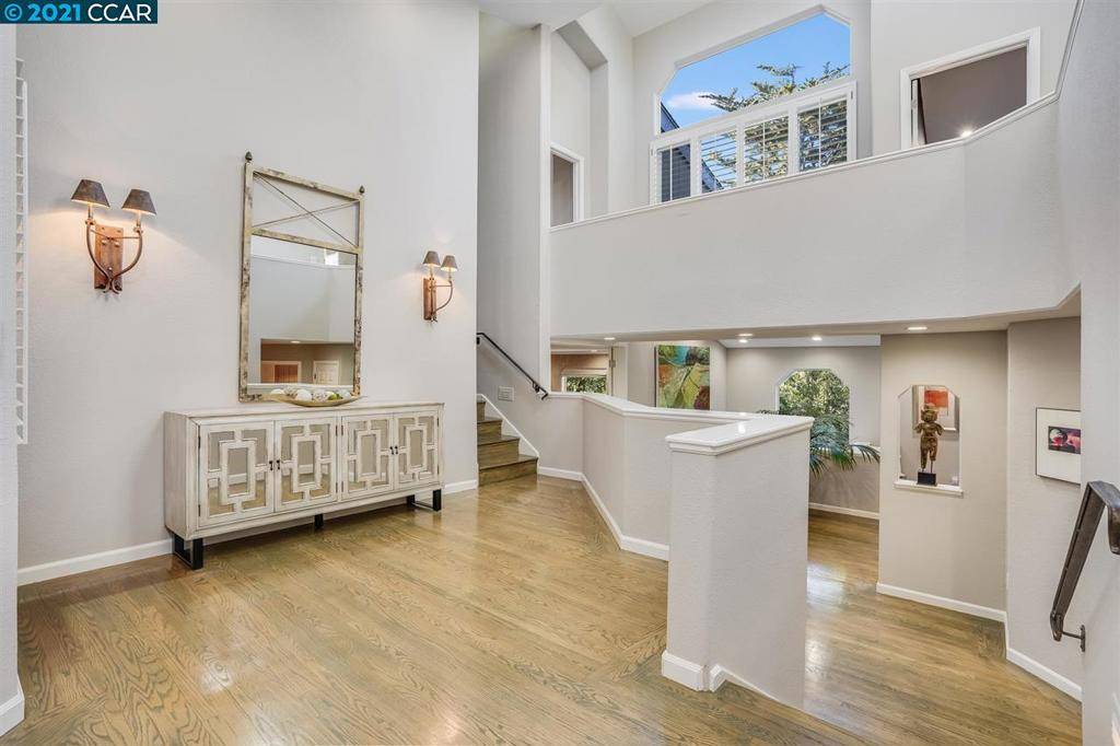 Oakland, CA 94611,5695 Castle Dr