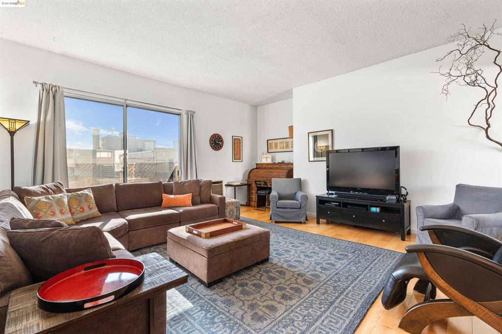 Oakland, CA 94610,320 Park View Ter #402