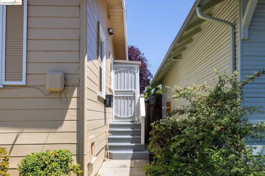 Berkeley, CA 94702,2209 Byron St