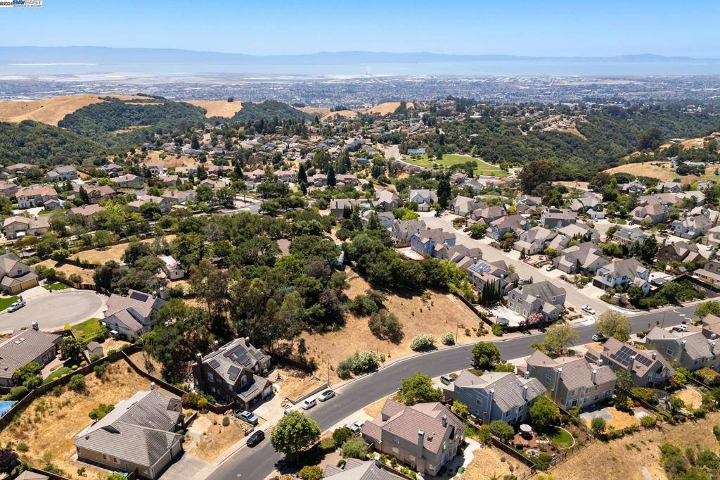 Hayward, CA 94542,1 Barn Rock Dr