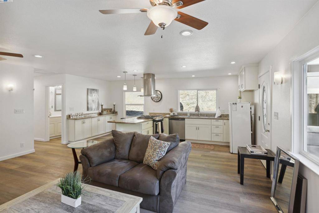17834 Cull Canyon Rd Castro Valley, CA 94552