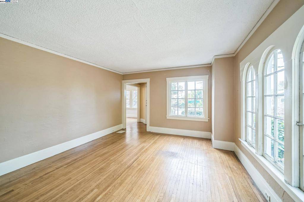 Oakland, CA 94602,3900 Laurel Ave