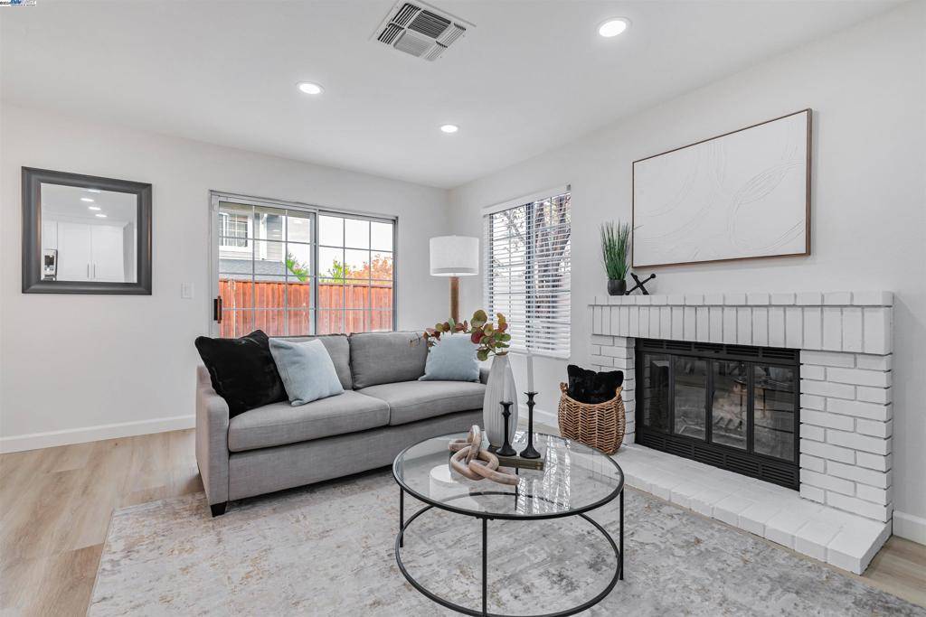 Pleasanton, CA 94566,288 Mavis Dr