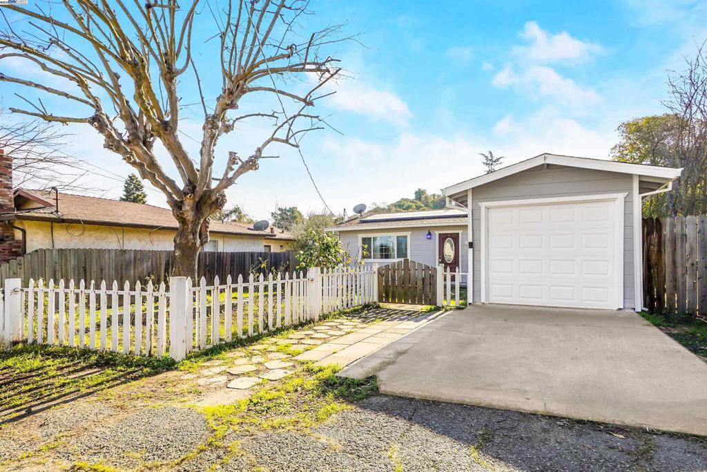 Martinez, CA 94553,8 Adelaide Dr