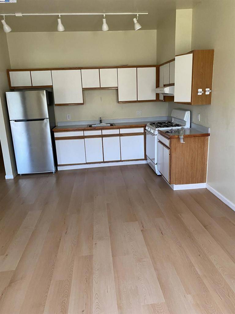 San Francisco, CA 94110,876 Valencia