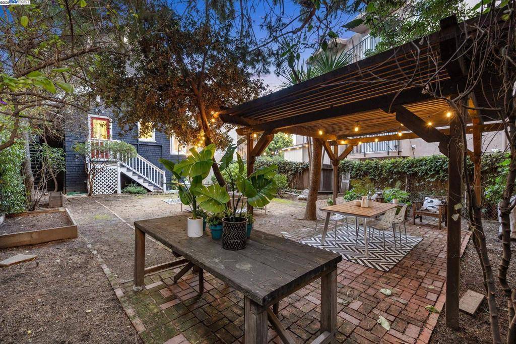 Oakland, CA 94610,379 STATEN AVENUE