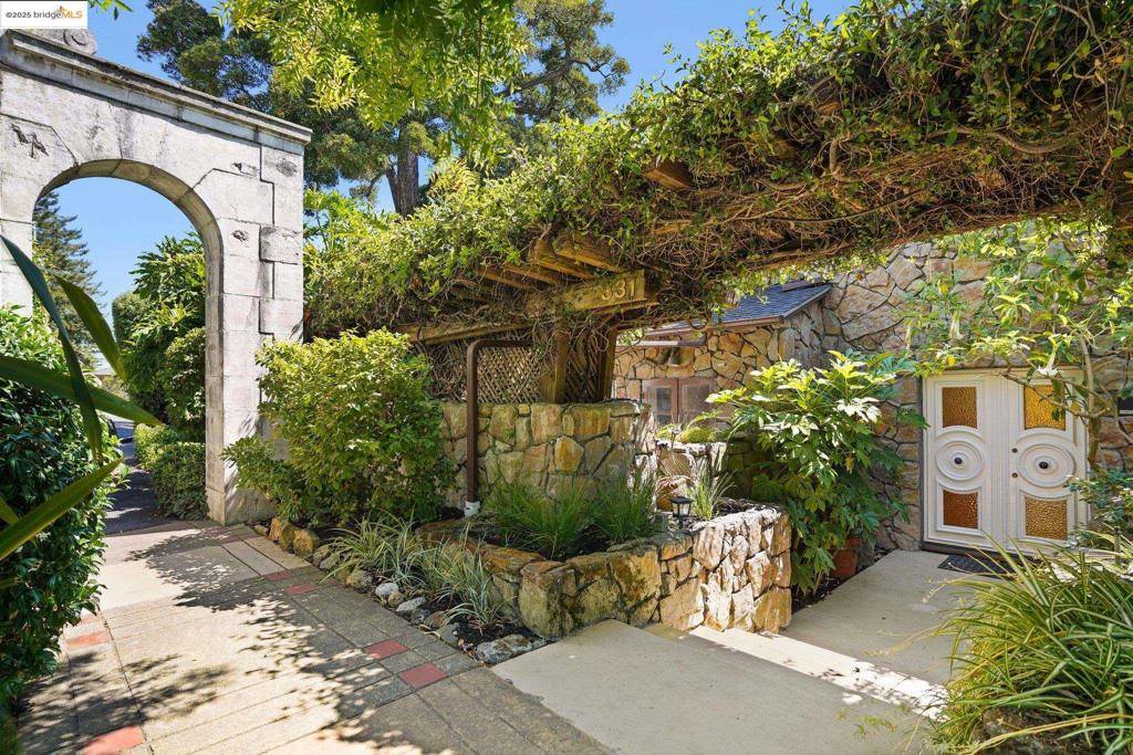 Piedmont, CA 94611,331 Saint James Dr