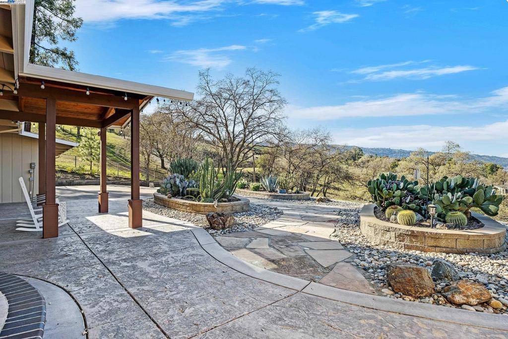 Pleasanton, CA 94566,953 Happy Valley Rd