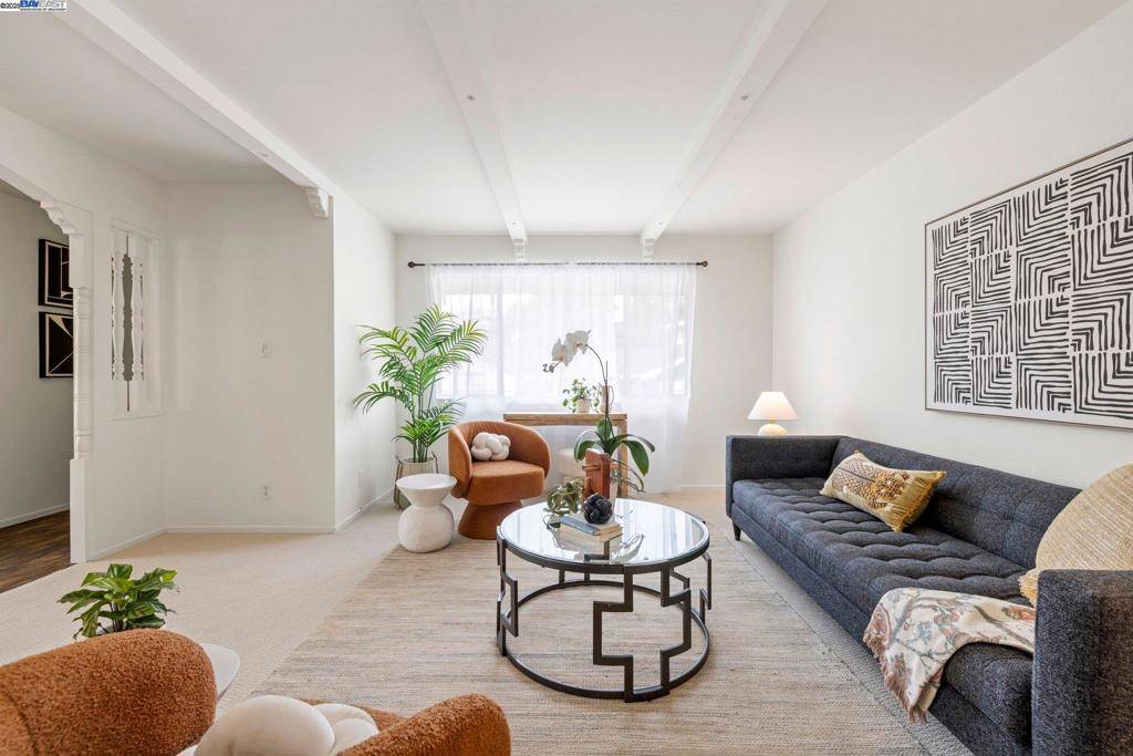Oakland, CA 94610,370 Santa Clara Ave #6