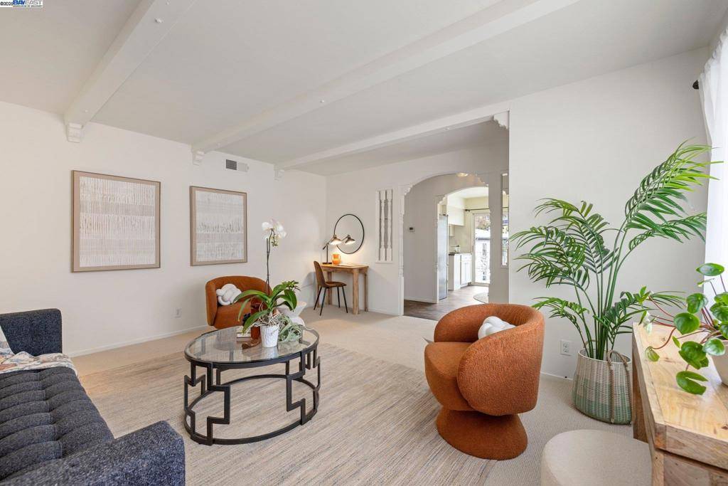 Oakland, CA 94610,370 Santa Clara Ave #6
