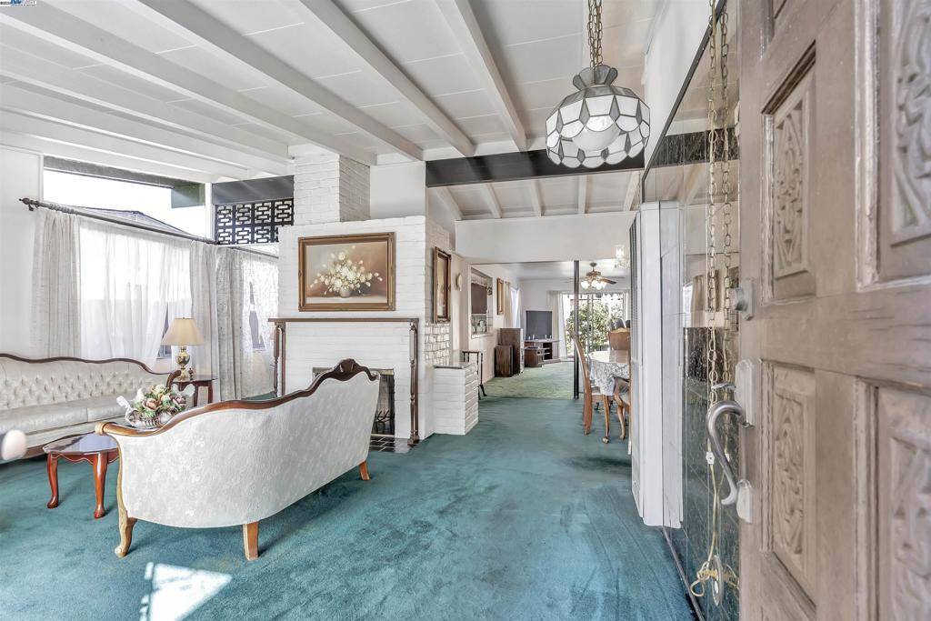 Hayward, CA 94545-2415,24934 Papaya St